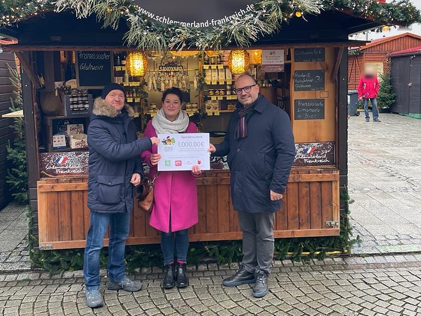 Übergabe eines Spendenschecks vor unserem Stand an den Zwickauer Kinderhaus-Verein e. V.